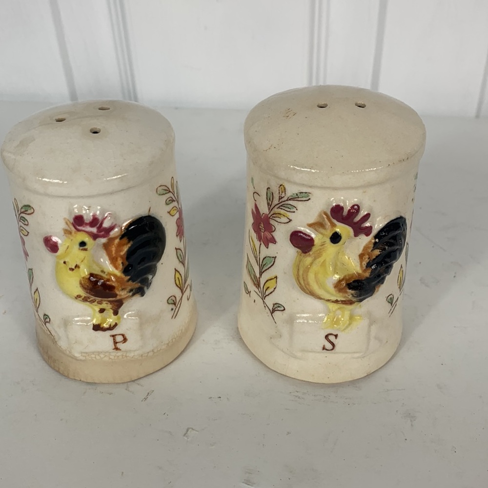 Vintage Country chicken salt& pepper shakers from Japan. Chickens with flowers - Picture 2 of 6